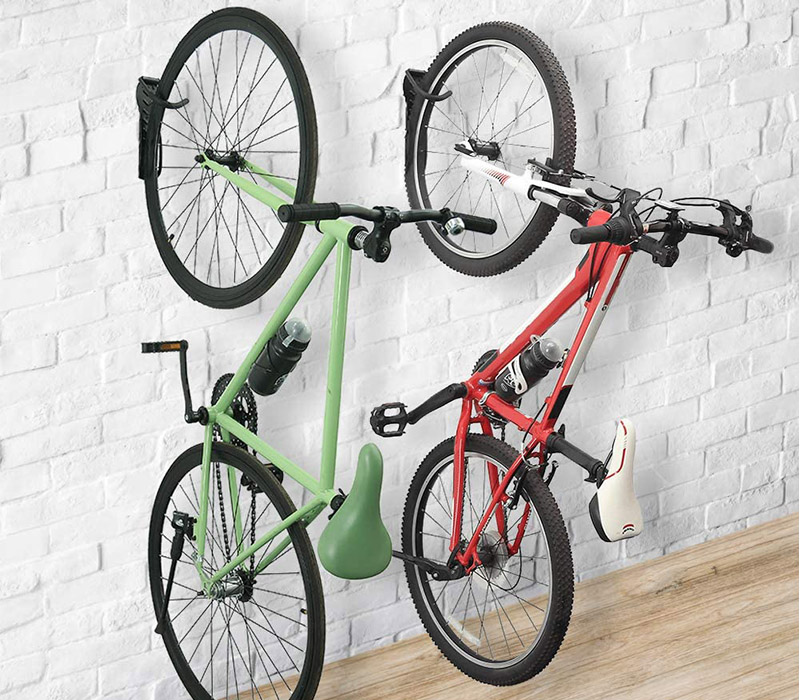 Einfacher schwarzer Fahrradhalter für die Wandmontage mit Reifenablage für den Laden