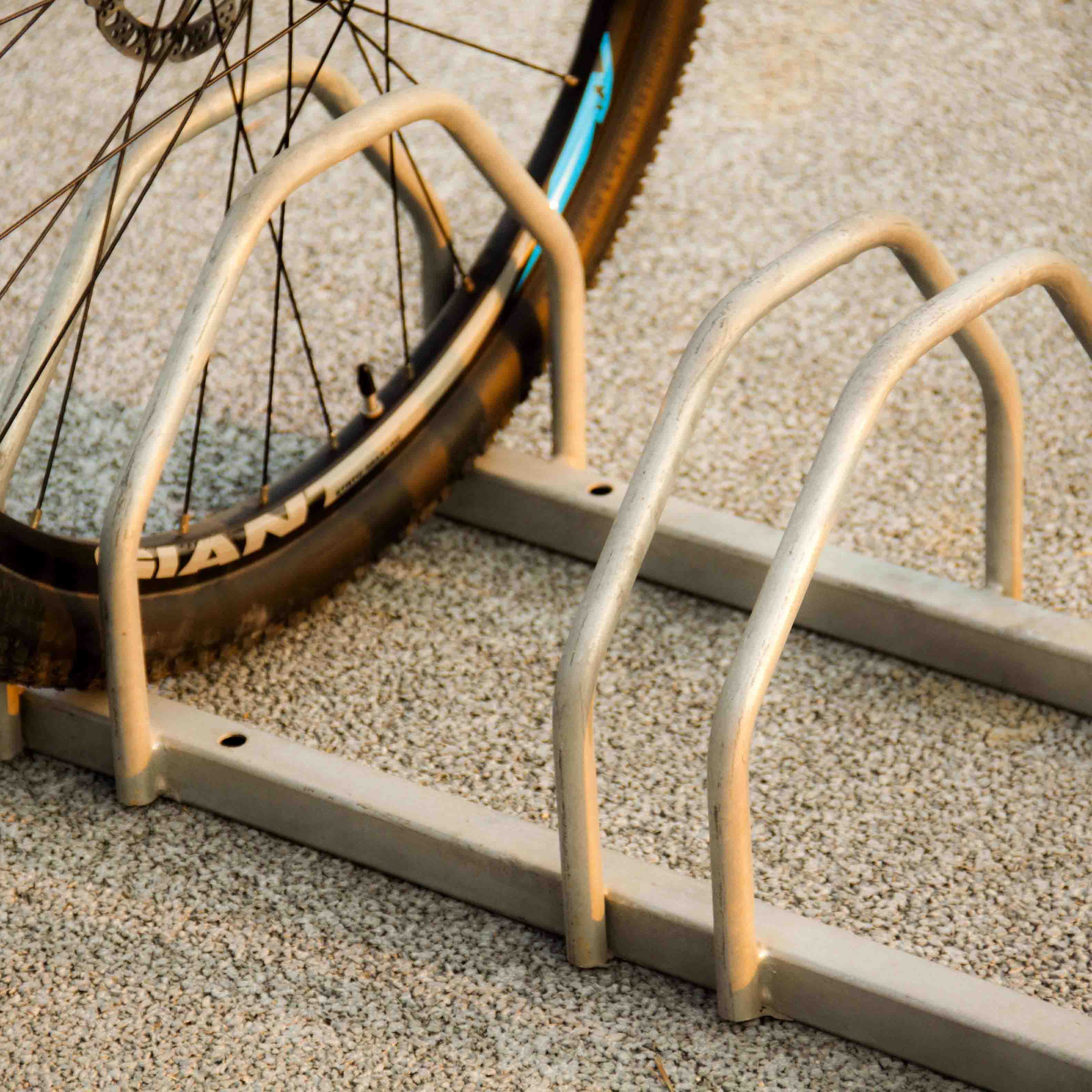 Doppelseitige Boden-Fahrrad-Parkanzeige für den Außenbereich